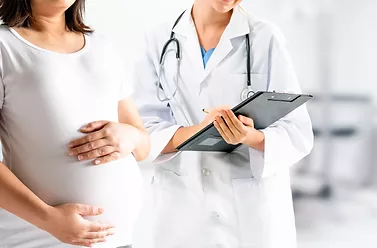 pregnant-woman-and-gynecologist-doctor-at-hospital.png